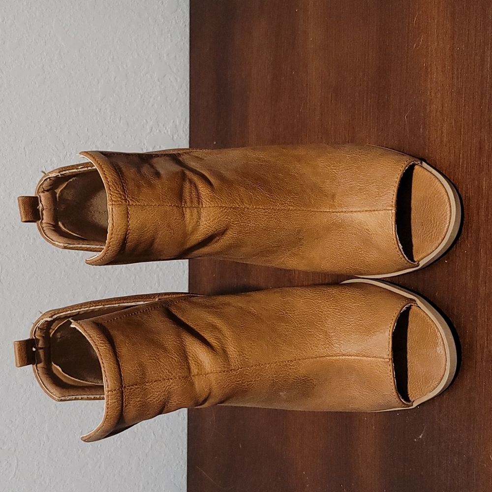 Size 9 booties - Picture 3 of 3